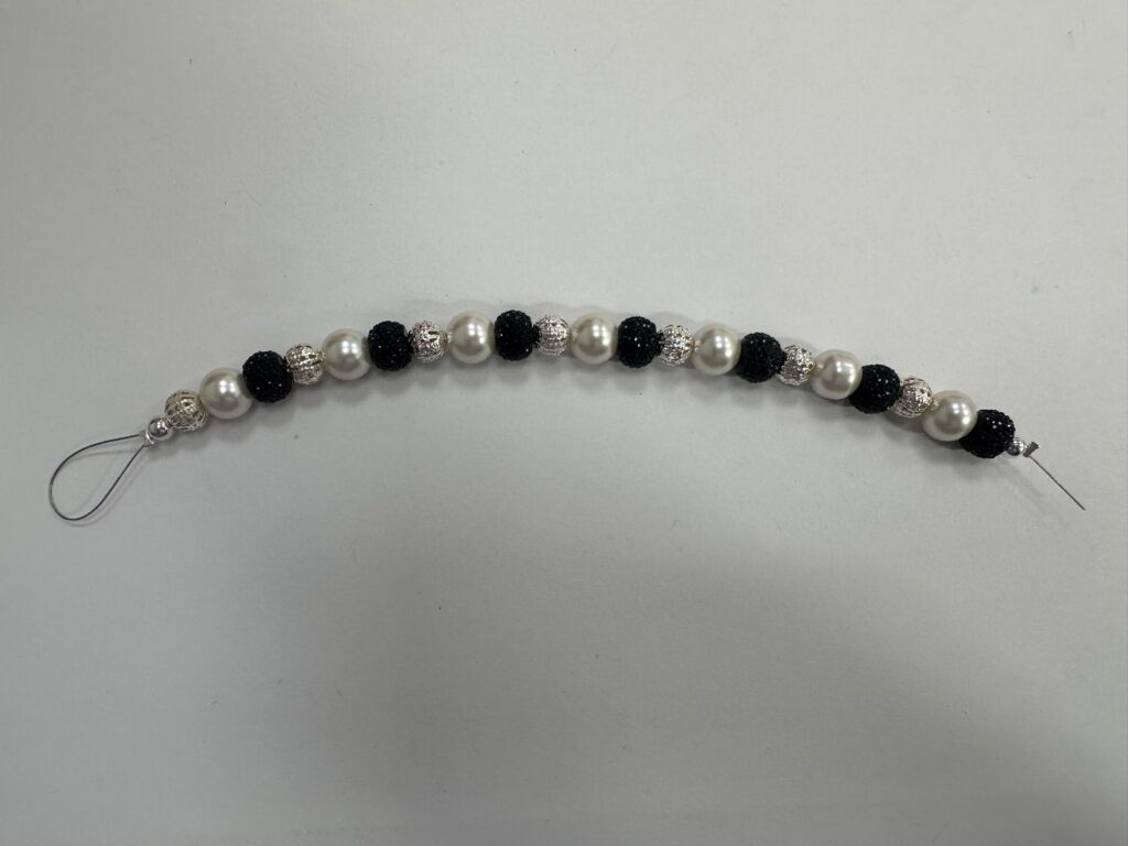7-Inch Black White and Pearl Bead Strand