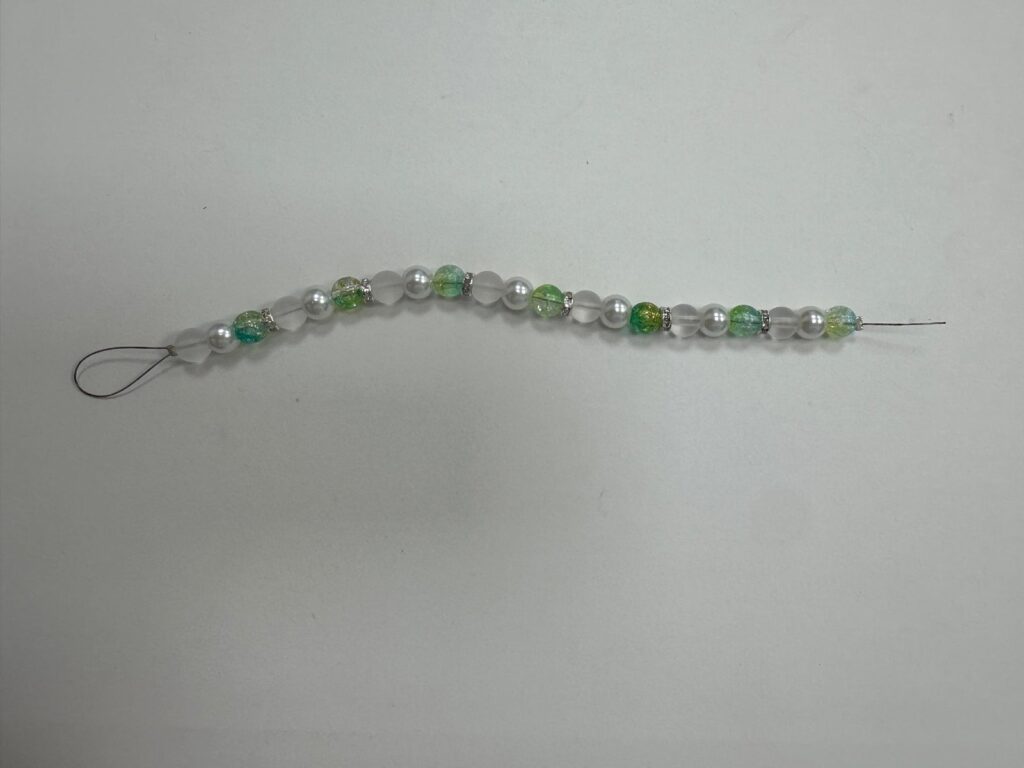 7-Inch Ivory Pearl and Green Floral Bead Strand